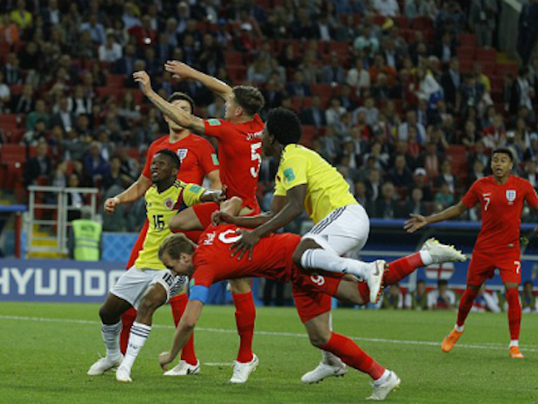 Hơn 190.000 người ký đơn đòi Anh và Colombia đá lại
