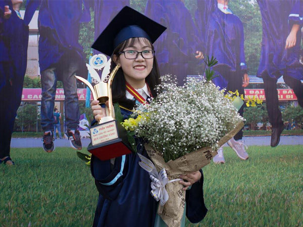 Không phải chàng trai nào cả, cô gái này mới là người tốt nghiệp thủ khoa kỹ sư của Đại học Bách khoa