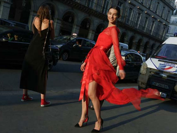 Kinh đô hoa lệ Paris mấy ngày qua lại rợp trời váy áo thời thượng