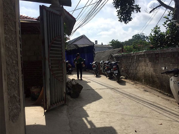 Mâu thuẫn vặt, đâm thấu sườn hàng xóm