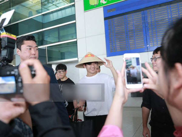 Mỹ nam 'Chị đẹp' Jung Hae In đội nón lá Việt Nam dễ thương hết cỡ tại sân bay Tân Sơn Nhất