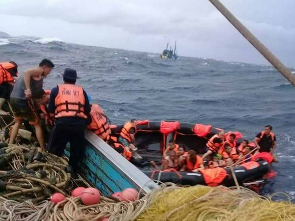 Ngày bão tố ở Phuket: 3 vụ chìm tàu, 138 hành khách gặp nạn