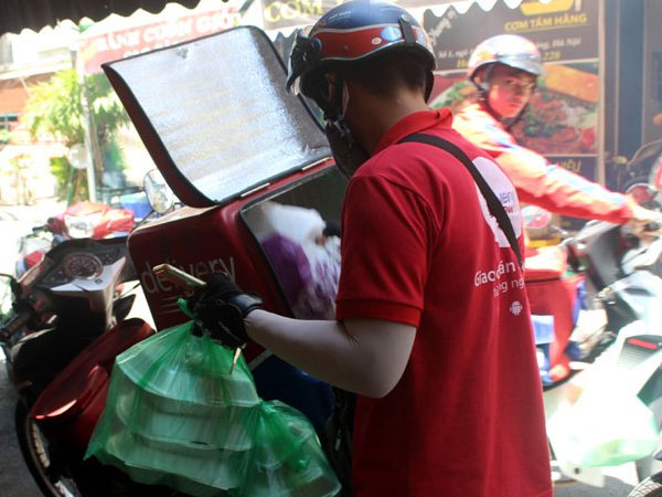 'Ngược đời': Shipper thành thượng đế, cháy lột da nhưng mà rất thích