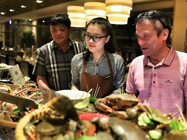 Người Việt ùn ùn vào khách sạn 5 sao, xài sang hơn khách quốc tế