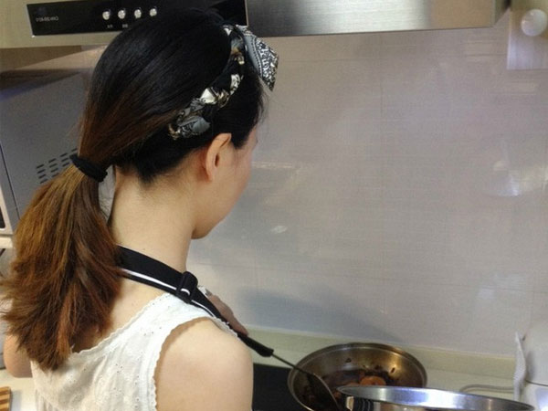 Ra mắt bị bơ đẹp, cô gái bối rối lên mạng hỏi nhưng chị em chỉ mải tranh cãi nấu ngao có bỏ vỏ không