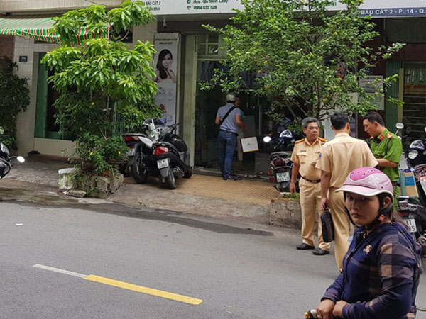 Tài xế ô tô tông trúng rồi xuống xe liên tục đấm đá phóng viên đang tác nghiệp ở Sài Gòn