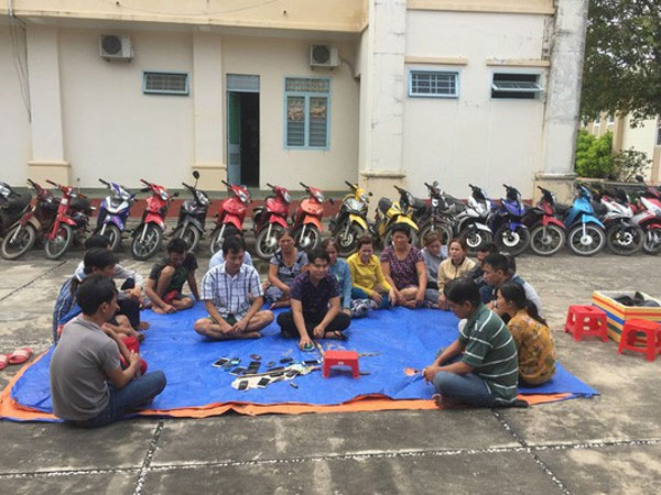 Tạm giữ 8 phụ nữ cùng đàn ông trốn vào rừng đánh bạc