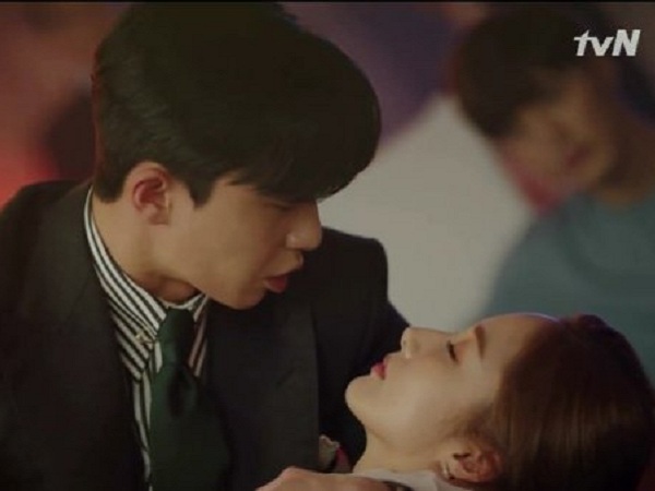 Thư ký Kim sao thế tập 10: Park Min Young ngất xỉu vì nhớ lại quá khứ bị bắt cóc