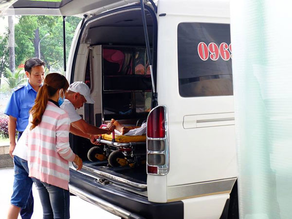 TP.HCM: Đang tắm cho con lớn, mẹ bàng hoàng phát hiện con nhỏ 4 tuổi rơi từ tầng 7 xuống đất nguy kịch