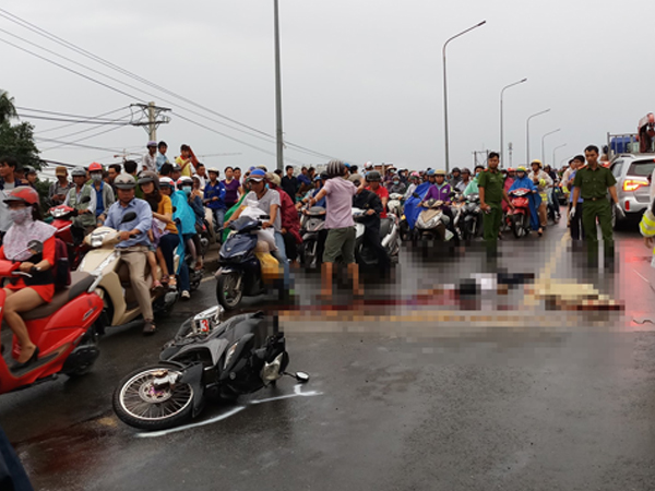 Va chạm với xe tải, thanh niên tử vong, cầu Phú Xuân ùn ứ kéo dài