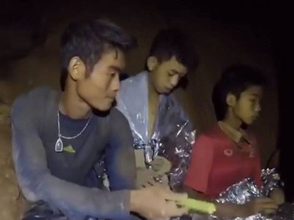 Giải cứu đội bóng nhí Thái Lan: HLV lần đầu lên tiếng 'xin lỗi' sau nhiều ngày mắc kẹt