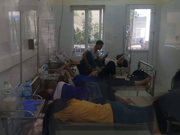 Hà Nội: Bệnh viện quá tải vì hàng trăm học viên đau bụng nhập viện