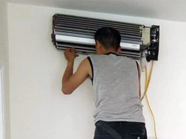 Hà Nội: Điều hòa dở chứng hàng loạt, thợ lắp đặt và bảo dưỡng làm xuyên đêm ngày nóng đỉnh điểm