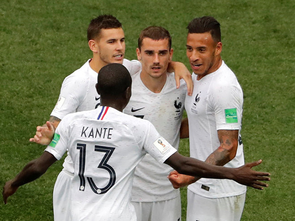 Không ăn mừng bàn thắng may mắn, Griezmann được CĐV Uruguay khen ngợi