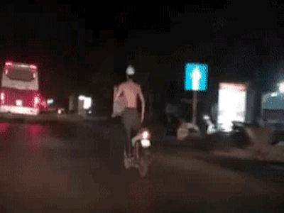 Nghệ An: Một thanh niên vừa đi xe máy vừa 'múa ba-lê' khiến nhiều người hoảng hốt