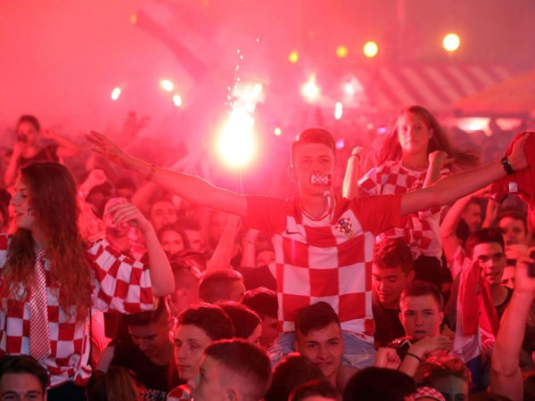CĐV Croatia đốt pháo sáng ăn mừng chiến thắng