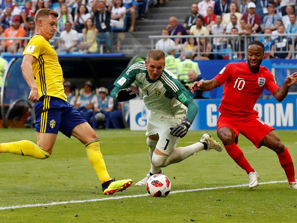 Chơi dở tệ, Sterling may mắn thoát 'tội đồ' nhờ thủ môn Pickford
