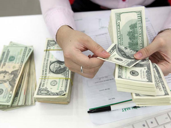 Giá USD 'chợ đen' tiếp tục tăng, chạm mức 23.220 đồng