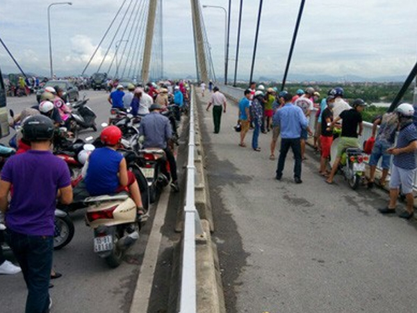 Gọi điện thoại nói chuyện với bố xong, nam thanh niên nhảy cầu tự tử