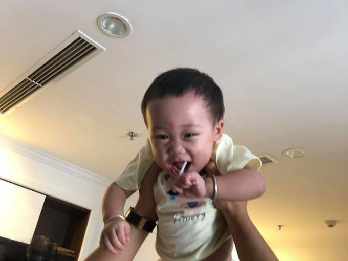 Sau hơn 1 năm theo mẹ đi khắp nơi trên xe đẩy, con trai 'hot girl Bella' đã tách mẹ, đang được Hằng Túi chăm sóc