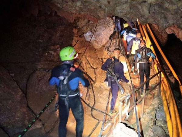 Thái Lan bắt đầu giải cứu đội bóng nhí trong hang Tham Luang