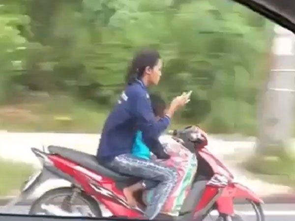 Video: Nữ quái xế chở trẻ nhỏ vẫn vô tư buông hai tay lướt điện thoại