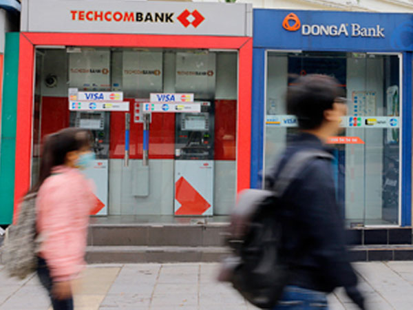 4 ông lớn ngân hàng lại bắt tay nhau tăng phí ATM nội mạng