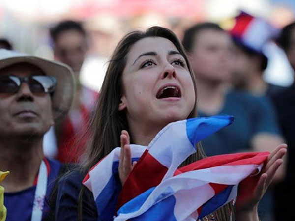Bi hài 'chuyện yêu' mùa World Cup: Chồng 'yêu' như cơn lốc giữa hai hiệp đấu