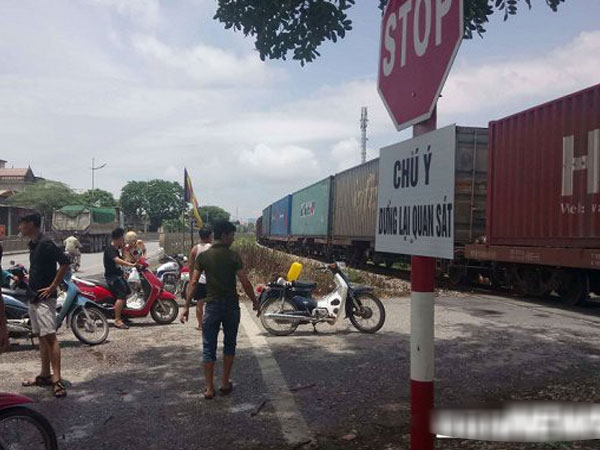 Cố tình vượt đường ray, người đàn ông đi xe máy bị tàu hoả kéo lê hàng chục mét
