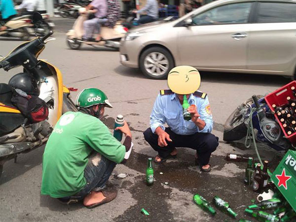 Góc tiếc của: Hai người đàn ông nhiệt tình đỡ giúp xe chở bia gặp nạn, còn uống giúp luôn mấy chai vỡ cho đỡ lãng phí