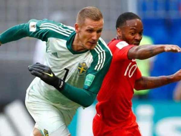 Nước Anh chia rẽ: Sterling 'chân gỗ' quá nhiều, Beckham phải lên tiếng