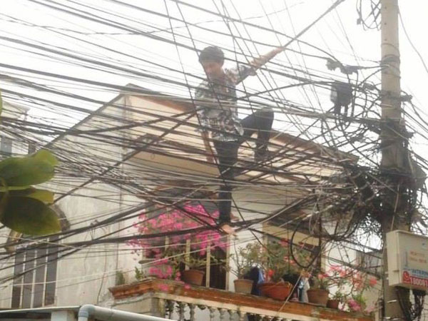 Thanh niên nghi ngáo đá đi trên dây điện rồi la lớn 'sợ bị giang hồ chém'