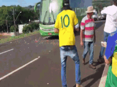 Xe buýt của tuyển Brazil bị CĐV tấn công bằng gạch đá, trứng