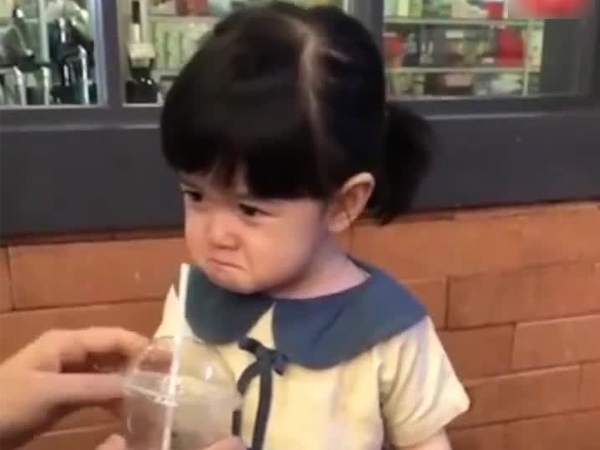 Bé gái đang mếu khóc bất chợt tươi tỉnh khi được cho uống trà sữa hút 2,9 triệu view