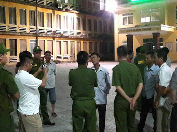 Chưa kịp mổ cụ bà đã tử vong, người nhà quây bệnh viện trong đêm