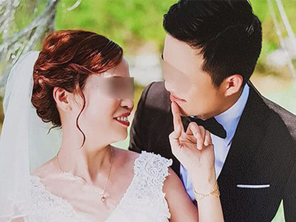 Cô dâu 61 tuổi ở Cao Bằng kể về bức ảnh chú rể quỳ gối bên bó hoa mua tím