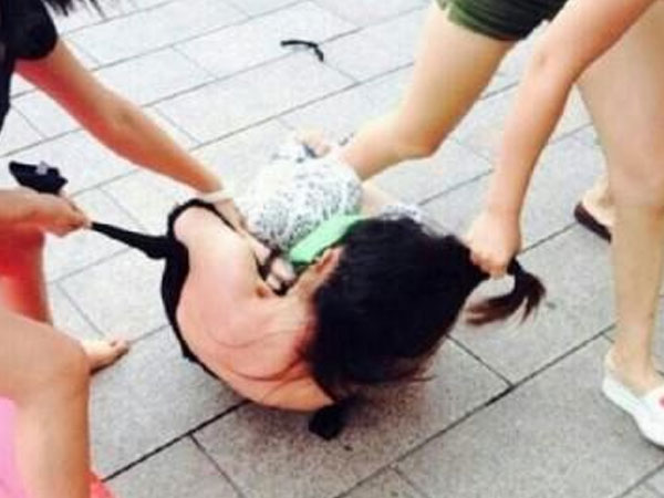 Kinh hoàng thai phụ trẻ bị người yêu cũ của bạn trai đánh ghen, đổ nước nóng vào 'vùng kín'