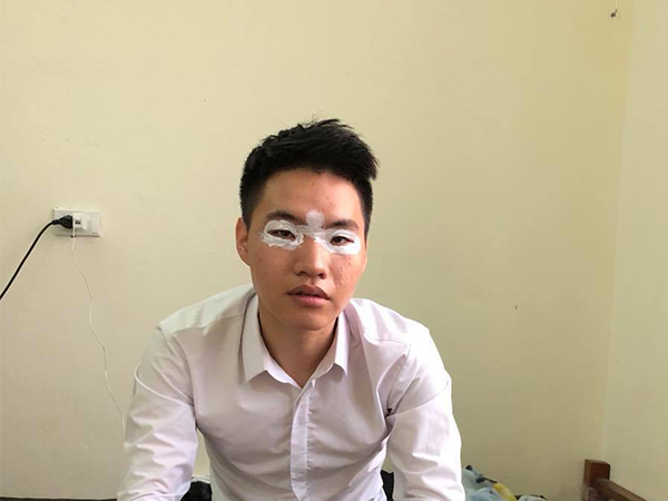 Mùa kiến ba khoang lại đến, dân mạng kêu trời vì bị đốt để rồi phải 'trang điểm' bằng thuốc đặc trị