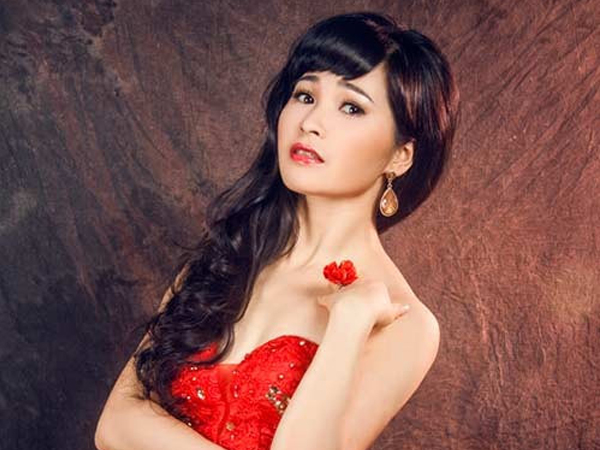 Nữ ca sĩ 4 con của showbiz: Nhận lời cầu hôn trước vành móng ngựa, lỡ cưới đến 6 lần