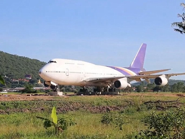 Thái Lan: Dân làng hốt hoảng khi sáng mở mắt dậy bỗng thấy chiếc máy bay Boeing đậu giữa đồng