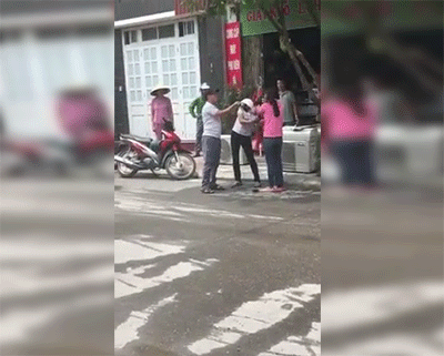 Thấy vợ xảy ra xích mích với bồ, chồng lao vào đánh chửi vợ thậm tệ giữa đường