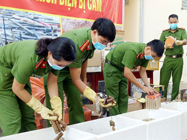 Tiêu hủy vật chứng làm 4 cán bộ bị bỏng: Công an Bình Dương phủ nhận dùng gạch đập pháo