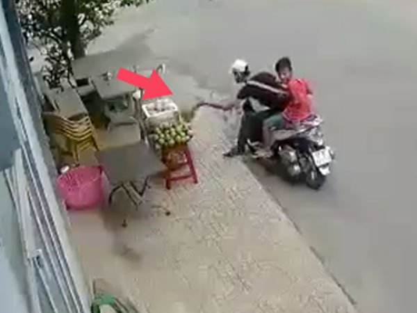 Tp.HCM: Thanh niên đi SH ăn trộm sầu riêng bày bán tại vỉa hè