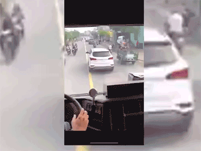 Video xe cứu hỏa bấm còi, bật đèn ưu tiên, ô tô 7 chỗ 'giả điếc', dân mạng nổi nóng