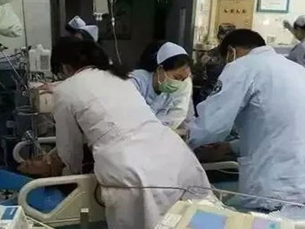 Vừa vào nhà tắm vài phút, người đàn ông bỗng ngã khuỵu xuống nền vì không nghe vợ dặn
