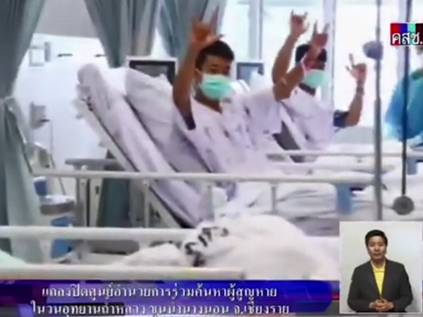 Các thiếu niên Thái Lan lần đầu xuất hiện sau khi được giải cứu