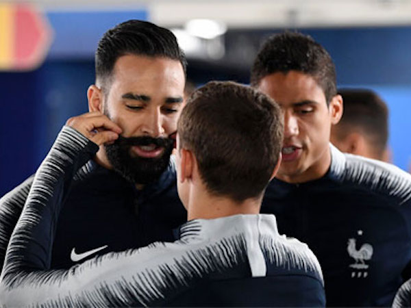Griezmann vuốt râu Rami để lấy may cho tuyển Pháp