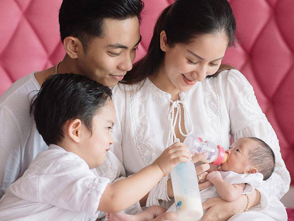 Lần đầu lộ hình ảnh khuôn mặt con gái mới sinh của Phan Hiển - Khánh Thi