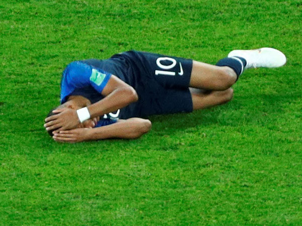 Mbappe tái diễn màn ăn vạ trong chiến thắng của Pháp