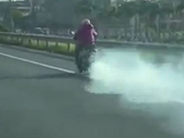 Nữ ninja phóng xe máy đang bốc khói không khác gì tàu hỏa trên đường cao tốc